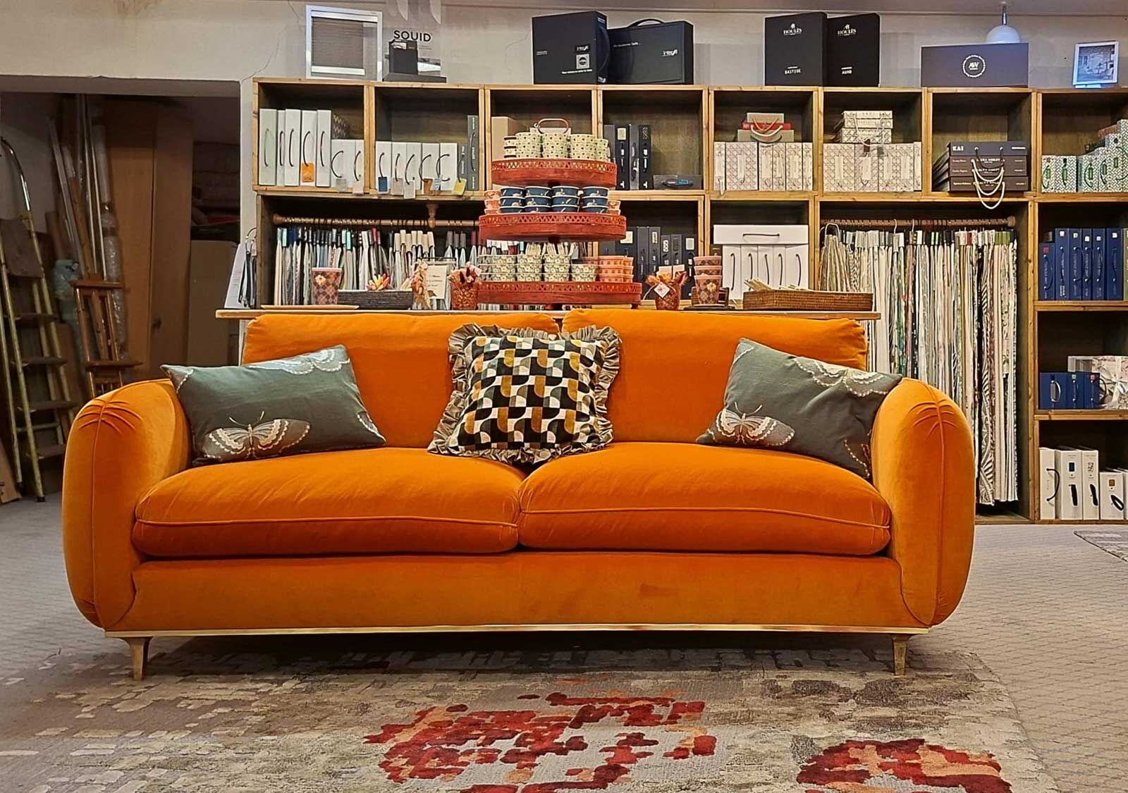 Dans le showroom du tapissier décorateur Nulle Part Ailleurs, la présentation des collections de tissus. Le canapé est signé byMoinat.