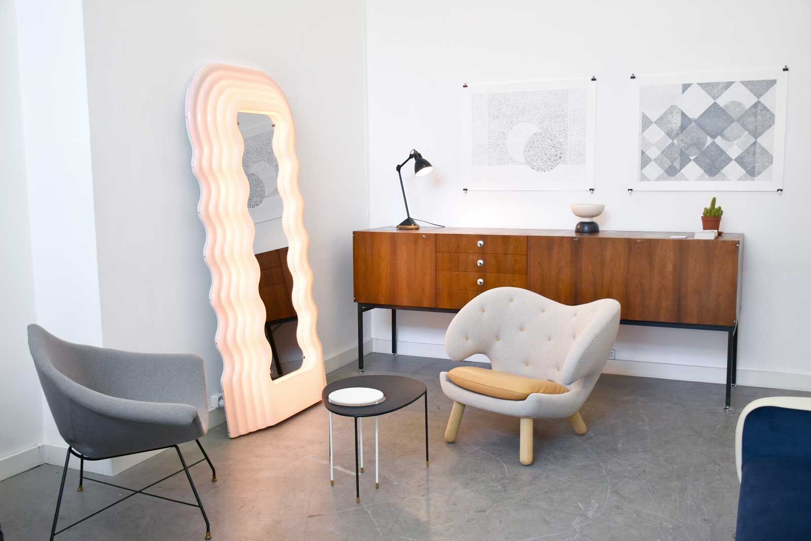 Enfilade vintage d’Alain Richard et miroir ULTRAFRAGOLA d’Ettore Sot t sass pour Poltronova, chez Kissthedesign.